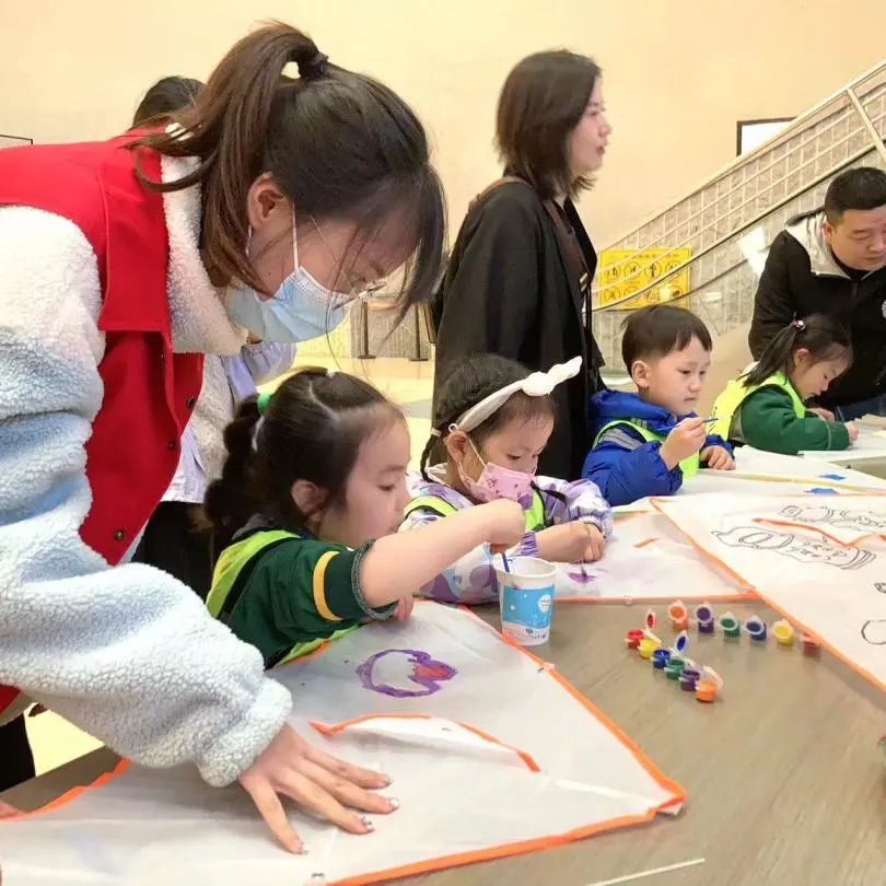 清明今又到,风筝满天飞