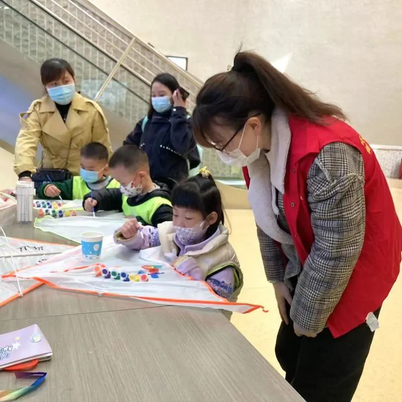 清明今又到,风筝满天飞